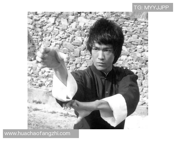 足球明星化身李小龙展现武术魅力与足球技巧的完美结合