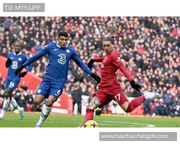 足球明星跪下视频高清展现感人时刻引发球迷热议与共鸣